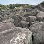 山口県美祢市
万倉(まぐら)の大岩郷
大きな石英閃緑岩が積み重なった岩界は、およそ1億年前、地球に起きていたことを今に伝えてくれており、国の天然記念物に指定されています。