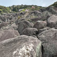 山口県美祢市
万倉(まぐら)の大岩郷
大きな石英閃緑岩が積み重なった岩界は、およそ1億年前、地球に起きていたことを今に伝えてくれており、国の天然記念物に指定されています。