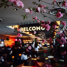 THE BELCOMO（ザ・ベルコモ） / Tokyo

青山グランドホテル4階にあるオールディダイニング「THE BELCOMO」。

ベルコモオリジナルハーブブレンドは香り豊かでお気に入りのホットティーですが、ホットドリップコーヒーはおかわり自由なのでおすすめ。スイーツのアマゾンカカオのシュークリームは、カカオのアイスが入った濃厚な甘さ♪
スイーツはパンケーキも人気なのですが、麻布台ヒルズの「バルコニー・バイ・シクス」の絶品パンケーキが「THE BELCOMO ORIGINAL PANCAKE（1,800円）」として楽しめます。（レストランの運営会社が同じなので）

カフェの利用なら予約も必要なく、待ち時間も10分程度なので、青山でちょっと休憩したい時に使える穴場カフェです。

#tokyo #tokyosightseeing #tokyorestaurant #belcomo #bluemoon