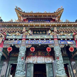 台湾高雄
慈済宮
龍虎塔の目の前にあり、医学の神様である保生大帝を祀った廟で、300年の歴史があります。