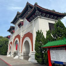 国民革命忠烈祠の衛兵交代式は、時間が無くても朝9時からあるので店が開く前からちょっと行ける観光です。
15分前から観光バスが沢山来ます。
それまでは誰もいないので、タクシーの乗り合いで行けばいいです。
トイレが、8時57分頃に門が空いてからしか入れ無くトイレは済ましておくべき。
9時少し前から始まります。