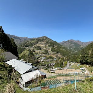 落合集落
徳島県　東祖谷

山の斜面に沿って広がる天空の里
集落の高低差は390メートルだそうです。
こちらは展望台からの景色です。展望台には、お婆さんと孫の案山子が置かれておりました。
もう少し奥に入ると〝かかしの里‘’があります。そこにもいつか行ってみたいです。