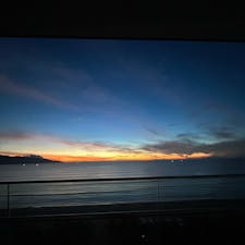 一人旅で行ってきました！現地の人は、暑いので朝5時くらいか夕方以降海水浴をされています。夜はパリピBGMがブン流れて、1人でカクテル飲んでみました。超良かったです。