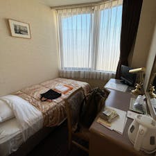 またひとり旅。オフィシャルホテル予約で、往復の送迎バス、2日分のハワイアンズチケット、夕朝食がついて、1万円台だったかと思います。ムームーを着て、行き来できるので楽でしたし、温泉やプールを満喫して大満足の旅でした♪夜のフラとファイヤーショーは絶対！見た方が！いいです！最初見なくて良いなって思ってましたが、過去の自分にワンパンしてやりたいです。夜のショーが1番良かったです♡事前に映画フラガールを見ていくとテンション上がりますよ！