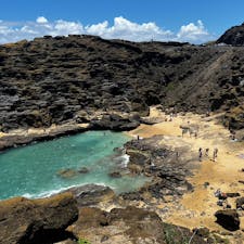 ハロナビーチコーブは、パイレーツオブカリビアンの撮影地らしくまーまーな観光地になってたのでマカプウ展望台からのホノルルに戻る途中に寄りました。
駐車場は余りないので、空くのを待つしかないので、行きによるか帰りによるか見極めて、警察が見回ってました。