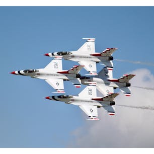 テキサス州ウィチタフォールズ近郊(Wichita Falls, TX)

シェパード空軍基地で開催された航空ショー”Guardians of Freedom”にて。

ハイライトは、ネバダ州のネリス空軍基地を本拠地とする6機編隊のF-16、サンダーバーズによるアクロバット飛行。

白をベースにした赤と青のトリコロールカラーと、機体の腹部に描かれた北米先住民族の間に伝わる未確認動物のサンダーバード(雷鳥)柄が特徴。

その伝説の鳥はフェニックス(不死鳥)にも似た体長5mほどの鷲の姿をした巨鳥で、嵐や雷、稲妻を自由自在に操り、危険を察知する能力を持った雷の精霊だと言われているそう。

轟音と共に超音速で縦横無尽に空を駆ける姿はまさに雷の化身。ネイティブインディアンの聖地を彷彿とさせる赤みを帯びた乾いた岩肌の山々が多い南西部によく似合うなと、しみじみ思いながらひたすら空を見上げた一日。

その他にも、レッドブルのジャンプチームやゴールデン・ナイツ(Golden Knights)と呼ばれるUS Armyのパラシュートチームをはじめ、さまざまな機種のパフォーマンスが披露された傍ら、サンダーバーズのコックピットに座らせてもらえたり、RV車の展示販売、遊具場、フェイスペイント、ハンガー内に設営されたミュージアム、かき氷やファンネルケーキなどのフードトラックも並んで賑わった週末イベント。入場無料。