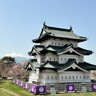 青森・弘前公園ではソメイヨシノに代わってベニシダレザクラや八重桜といった桜が見ごろを迎えています。
GWの後半もぜひ弘前公園で美しい名城と岩木山の風景を楽しんでみてはいかがでしょうか？

#青森 #弘前 #弘前公園 #桜 #弘前さくらまつり #岩木山