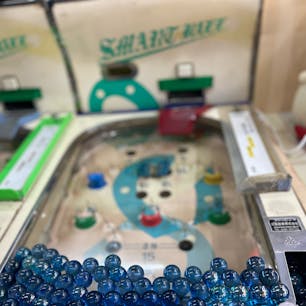 またひとり旅。スマートボールやってみたい！けどひとり、、ドキドキしながら入ると、優しい店主がやり方を教えてくれました。70人に1人という101個を集めて、素敵な景品をいただきました♪1プレイ500円。エモすぎ、ノスタルジー、そして超楽しいです！