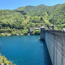 これぞ四万ブルー🩵クリアなブルーがどこまでも続きとっても爽やかな清々しい気持ちになれる場所です。四万温泉中心部からも徒歩で30分ほどで行けます。道もわかりやすいです。