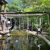 野田市清水公園
広いフィールドアスレチックがある公園。アスレチックは、森の中のものと水上アスレチックがあって、水上の方は落ちたらずぶ濡れなので、大人でも着替えがあった方が◎
あとはヤギにエサをやったり、ポニーに乗ったり、バーベキューやマス釣りもできます。ひとつひとつにまあまあな料金がかかるので、全部やったら結構な値段になりましたが、子供たちは大満足のスポットです。