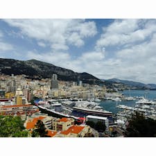 ここからの眺めはモナコ公国らしい街並みと、豪華客船やヨット、クルーザーが停泊する湾が見られる
