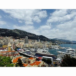 ここからの眺めはモナコ公国らしい街並みと、豪華客船やヨット、クルーザーが停泊する湾が見られる