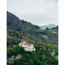 大自然の中にちょこんと建っている、親しみのあるお城