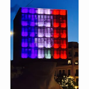 フランスニースの図書館
人の頭がキューブ型になっている❓キューブ型の建物に首がついている❓中が図書館の変わったデザインの公共施設なので目を惹きますが、夜はライトがついてオシャレなランドマーク