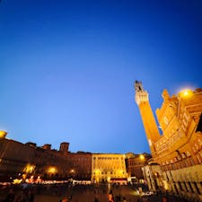 昼のカンポ広場も素敵ですが、夜ライトアップされたカンポ広場は、なかなか見ることが出来ない幻想的で素敵な広場。
暖かい季節にはたくさんの人が寛いでシエナの夜を楽しんでいます。周りにはレストランも沢山あるので食事にも困りません。