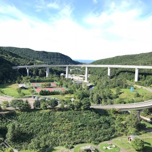 小樽の朝里ダムから螺旋状の道路を臨む