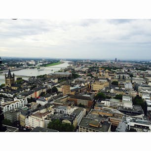 Köln 🇩🇪
ゴシック様式の外観も内観も迫力ある大聖堂では、階段を上ると街が一望できます