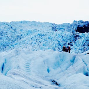 氷河ハイキング🏃‍♀️アイゼン、アイスピッケル、シューズ等は全てレンタルできるし、安全な歩き方も教えて貰えるので楽々中級レベルまでは登れます♪

アイスランド Skaftafell