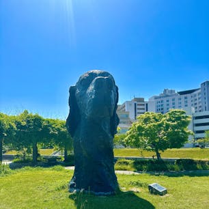 山口県宇部市
野外彫刻「大首Ⅲ」

宇部市では60年以上も前から2年に一度、現代日本彫刻展(UBEビエンナーレ、世界で最も長く続く野外彫刻展としてギネス認定2024.3.26.)が、開かれています。その時の受賞作品は何点か恒久的に市内各所に設置され、これはその一つですが、ものすごい存在感を放っています。山口大学医学部附属病院の近くの川沿いの公園で見ることができます。