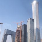 北京市
風水を考えてるから辺な形のビルが多いです
