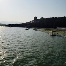 頤和園　　　北京🇨🇳

清朝第6代皇帝の乾隆帝が母親の還暦を祝って造営したそうです。巨大な人口湖の周りには別荘郡、山の上には記念塔が建っています。