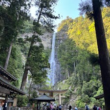 那智の滝
和歌山　那智勝浦町にある日本一の高さを誇る那智の滝
水量が凄く、遠くからでも音が聞こえます。境内には熊野古道があります