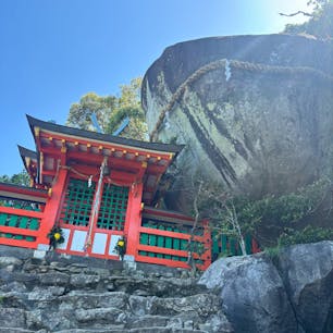 神倉神社
和歌山　新宮市
ごとびき岩🪨と呼ばれる蛙の様な岩の袂に社があります。
山の頂付近にあるために熊野古道をひたすら登ります。それが急勾配だし長いのなんの😖
しかし登らねばこの御神体は見えませぬ。バテバテでやっとのこと到着すると新宮市の街が一望できました。
