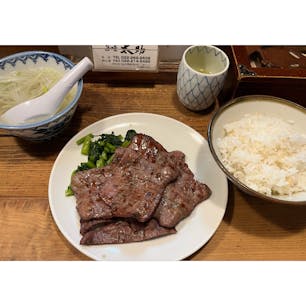 人気店ですが、回転早めなので待たずに入れました。
シンプルな塩味が良いです。