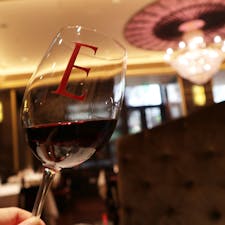 エンパイアステーキハウス六本木 / Tokyo

六本木の芋洗坂にある、NY・マンハッタン発の人気ステーキハウス。マンハッタンにあるお店は、全米No1レストランガイド「ザガットサーベイ」9年連続掲載ステーキハウスとして有名です。

六本木店では、プラス2,000円でシャンパンや厳選ワイン、ブルックリンビール、ノンアルコール飲料などが飲み放題になる嬉しいコースがあります♪

ニューヨークの人気店なだけあり、料理の味も店内の雰囲気も、接客サービスもかなりのハイレベル。お酒が好きな方におすすめのステーキハウスです。

#tokyo #tokyosightseeing #tokyorestaurant #empiresteakhouse_roppongi #bluemoon