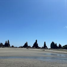 橋杭岩
和歌山　串本
和歌山県民の私のイチオシの場所です。
この日は干潮で水がありませんでした。岩の袂まで歩いていけました。でもやっぱり水があったほうが綺麗かな