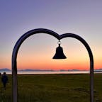 山口県山陽小野田市
焼野海岸
きららビーチ焼野
「日本の夕陽百選」に選ばれており、瀬戸内海に沈む美しい夕陽を見ることができます。
浜辺に続くように、隈研吾氏設計のスペイン料理のお店「ソルポニエンテ」があり、ロケーションは最高で、やはりディナータイムがオススメです。