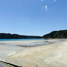 玉の浦海水浴場
和歌山　那智勝浦町
たまたま訪れたのですがその美しさに驚きました。入江になっており波がほぼありません。砂浜もなだらかで、なんといつてもぶつぶつ川が注ぎ込まれているので泳いだ後はぶつぶつ川に入ればシャワー要らず。駐車場も完備されてました。