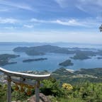 20240517

熊本　天草　倉岳神社

頂上に着くまでは、なかなか険しい道で
山側は落石、谷側はガードレールなしの
車一台が通れる山道です
怖かった…笑

一番上の駐車場まで行くと山頂まではすぐです
天気も良く絶景！！
貝殻などが供えられていました
お賽銭箱に200円入れて御朱印もいただけました
反対側の景色は雲仙普賢岳が見えます