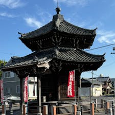 滋賀県甲賀市の六角堂
甲南町の象徴的な建造物で、六角堂と呼ばれ広く親しまれているこの地蔵堂は、池田村の大工、中村喜惣治が棟梁となって腕をふるった建物で、天明8年（1788）の棟札の写しが残されています。
六角堂ですが、お地蔵さんが祀られて居ないですね。
此のお堂は変則五差路の中心にあるので、お堂前のバス停留所が移動して居ます。
#サント船長の写真　#こんな所に