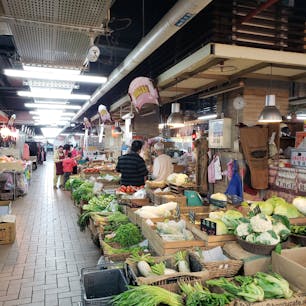 永楽市場
台北市🇹🇼 迪化街
レトロなビルの中は一階で野菜や肉、饅頭を売ってます。二階、三階は布や、仕立て屋さんが軒を並べています。
贔屓のお店が二枚目にあります。日本語を話せるオーナーが居るのでオーダーも簡単。
既製品の花布鞄もお店に比べたら格安で買えますよ