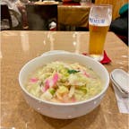 長崎に来たらやっぱり食べたいちゃんぽん！食べログの評価がやたらに良かった群来軒さんで。
スープはうまみたっぷりの優しい味で、麺は柔らかめでじんわりおいしい。しっかり揚がったアッツアツ春巻きも香ばしくておいしかったです。何気にビールも新鮮でおいしかった。金夜で忙しかったせいか店員さんがなかなかぶっきらぼうだったので、そういう接客でもめげない人にはおすすめです！
有名な中華街ではなくて、江戸町商店街というところにあります。ちなみにブラタモリで長崎来た時にタモリさんも食べに来たんだそうです。
