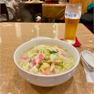 長崎に来たらやっぱり食べたいちゃんぽん！食べログの評価がやたらに良かった群来軒さんで。
スープはうまみたっぷりの優しい味で、麺は柔らかめでじんわりおいしい。しっかり揚がったアッツアツ春巻きも香ばしくておいしかったです。何気にビールも新鮮でおいしかった。金夜で忙しかったせいか店員さんがなかなかぶっきらぼうだったので、そういう接客でもめげない人にはおすすめです！
有名な中華街ではなくて、江戸町商店街というところにあります。ちなみにブラタモリで長崎来た時にタモリさんも食べに来たんだそうです。
