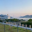 展示を見る元気はなかったので、屋上庭園と周辺だけ見学。屋上からは長崎の港が見えて、海風が心地良かったです。
今日ははるばるイタリアから来たらしい豪華客船が港に停泊中でした。
