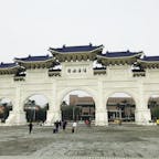 自由広場
🇹🇼台北

中正紀念堂とその両脇に国家戲劇院と国家音楽庁の建つ公園を含めたその広大な敷地が台北自由広場です。
石畳がすごくきれい。入場料も無料で国民の憩いの場です。