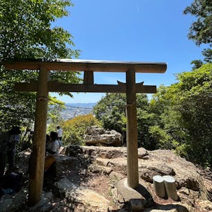 三上山(近江富士)

「一度ならず二度、三度登ってみたい山」との親しまれている
山で、登ってみました。
景色もいいし、空気もいい♪
山頂には御上神社の奥宮があり、
ありがたくお詣りさせていただきました。
2024.5.25