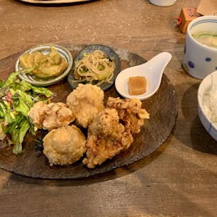 奈良県斑鳩町のご当地グルメ　竜田揚げ

法隆寺の東大門そばにある「cafe こもど」でいただきました。三種竜田揚げランチは、鶏肉、大和麩、ソイミートの竜田揚げが楽しめます。お麩の竜田揚げは、食感が独特で面白いです。こちらのお店は、夏のかき氷も美味しいです。