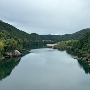 北山村　　　　和歌山県

飛び地で有名な北山村を初めて訪れました。三重県と奈良県に囲まれ山深い場所です。
筏下りが有名です。

おくとろ温泉『やまのやど』（道の駅併設）で日帰り入浴ができます。美しい施設でお湯成分も美肌効果のとても良い温泉でした。併設のコンビニで名物のめはり寿司も購入できました。