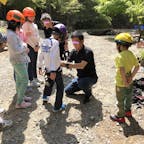 「マウンテンライフ飛騨」が展開する森の中のアドベンチャー。
その子供向けの「ちびっこコース」です。
保護者の付き添い（一緒に登らなくてもいい）は必要だけど、プロが側で見守ってくれます。
親は、下から我が子の頑張りを見ることができます。