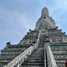 ワットアルン
暁の寺
対岸のレストランまでは行っていたのですが、初めてお寺に入りました笑
観光客がタイ衣装を着て、そこかしこで撮影会をしていて楽しそうでした。
付近には安い貸衣装屋さんから高級貸衣装屋さんまで色々あるのでお好みで行ってみたらいいと思います。
私は暑いので無理ですがw