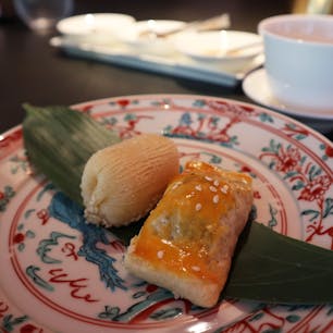 虎景軒（フージン）/ Tokyo

麻布台ヒルズのホテル「ジャヌ東京」5Fにある、ファインチャイニーズダイニング「虎景軒（フージン）」。天井の朱色が際立つ、モダンなインテリアデザインの店内は、131席もありかなり広め。
シグネチャーディッシュの北京ダックや、本場の点心師によって作られる点心はどれも絶品。特に広東風揚げ大根パイがオススメです♪

#tokyo #tokyosightseeing #azabudai-hills #bluemoon