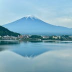河口湖畔のホテルから朝の富士山です。何とか逆さ富士も見ることができました。