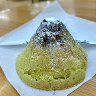 富士山五合目
焼きたて富士山メロンパン
350円です^_^