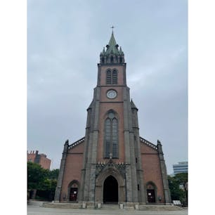 🇰🇷韓国・ソウル
『明洞聖堂』

渡韓8回目にして、初めて中に入りました。
ステンドグラスと教会へのアプローチに咲いているバラが綺麗でした。

#puku2'24
#puku2'05
#puku2🇰🇷大人女子2人旅
#韓国#ソウル#明洞