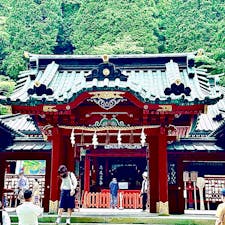 箱根神社
奈良時代の創建で、関東総鎮守として名高く、大人気のパワースポットです。赤い鳥居から続く石段は89段あり、厄落としの階段とも呼ばれています。