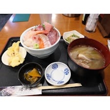 海鮮てんこ盛り
お腹いっぱいになる。とにかく新鮮！！！
漁港の直ぐそばならでは。

味噌汁は漁師汁に変えることオススメ
→意味わからないぐらい美味しかった
具材の魚の身がプリプリ。ほろほろ。美味し　　すぎ。

ちなみに、合計¥1,705でした。妥当だと思う。

注意点は、開店と同時に入る勢いで行くべき。
平日だけど、結構並んでた